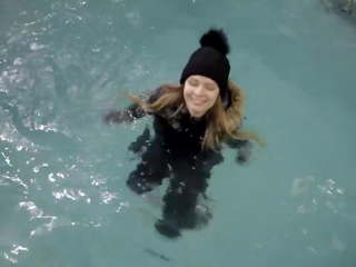 Wetlook ung kvinnlig med winter kläder swims i den slå samman: porr 6e