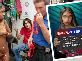 Shoplyfter božič - fae in ji stepbro so detained separately za shoplifting v na enako mall