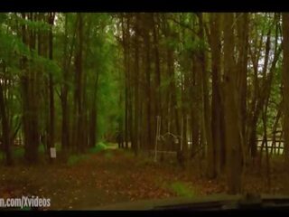 19. year-old behódoló drinks pisi -ban woods&comma; majd crawls hogy a farm mert neki uralkodás ülés