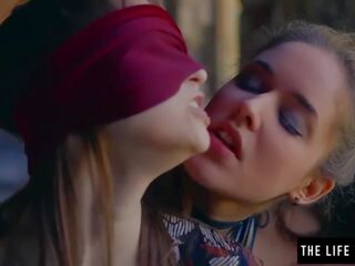 Egyenes hölgy van bekötött szemmel által leszbikus előtt ő orgazmus trágár videó vide�
