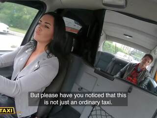 Kadın numara yapmak taksi zuzu tombul ipek bir çıplak adam içinde onu taksi