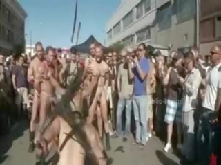 Offentlig plaza med stripped menn prepared til vill coarse violent homofil gruppe voksen klipp