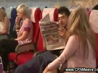 Plane babes nâng cao trays vì magnificent handjob với may mắn gò má