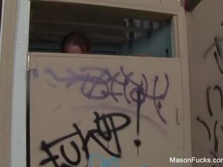 Tattoed คุกกี้ mason มัวร์ fucks ใน a สาธารณะ ห้องน้ำ