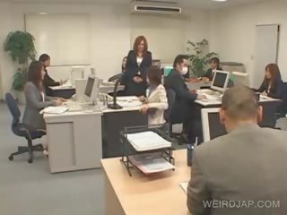 Jap oficina diosa atado hasta a la silla y golpeado en trabajo