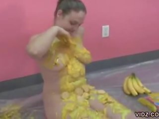 Naken snuskig gata flicka danni gör en bananen dela